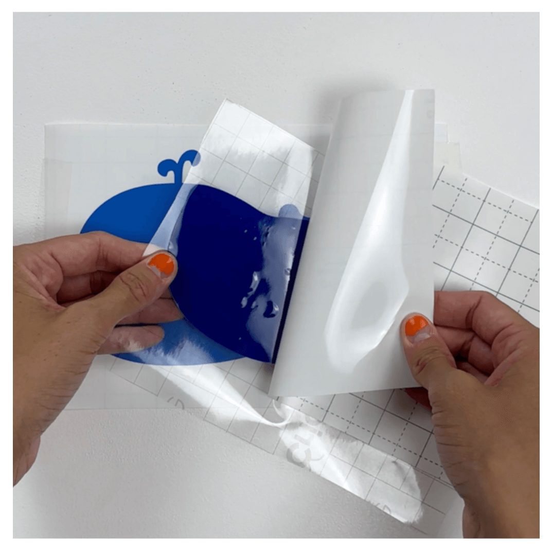 Lyfter ett lager skyltvinyl med hjälp av överföringstejp
